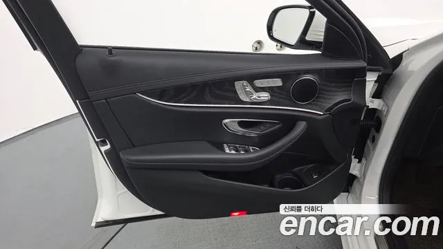 Mercedes-Benz E-Class — Фото автомобиля 23