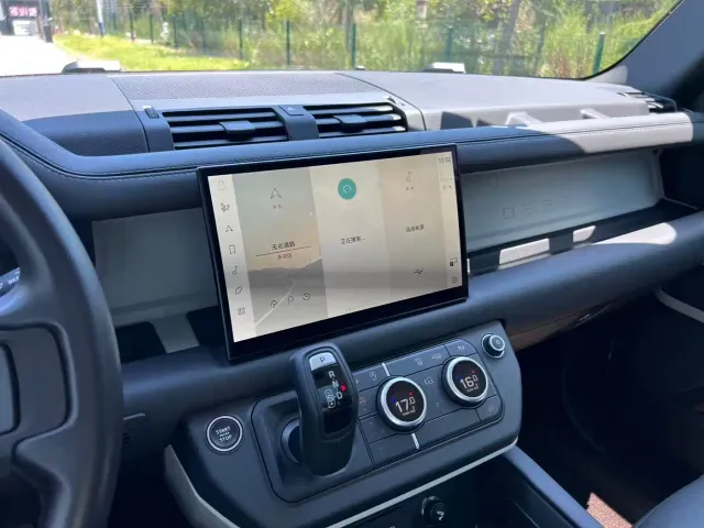 Land Rover Defender — Фото автомобиля 15