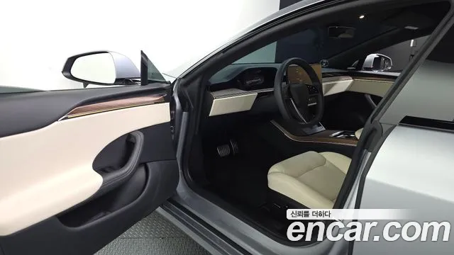 Tesla Model S — Фото автомобиля 15