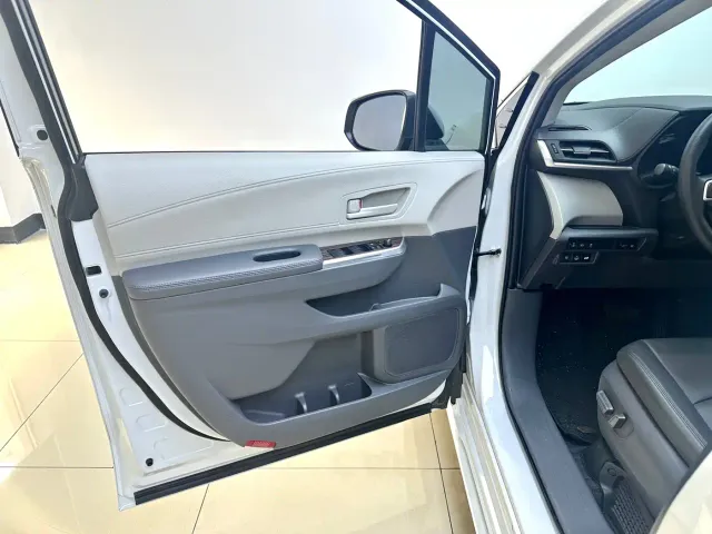 Toyota Sienna — Фото автомобиля 18