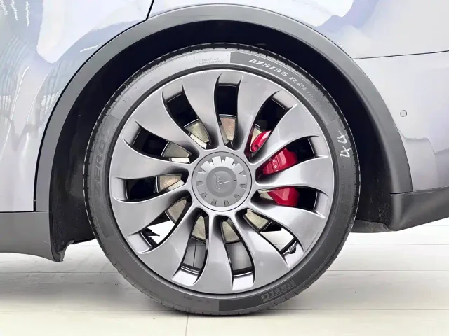 Tesla Model Y — Фото автомобиля 3