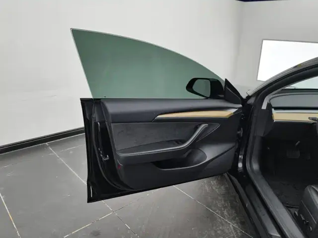 Tesla Model 3 — Фото автомобиля 7