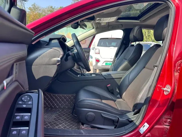 Mazda Axela — Фото автомобиля 4