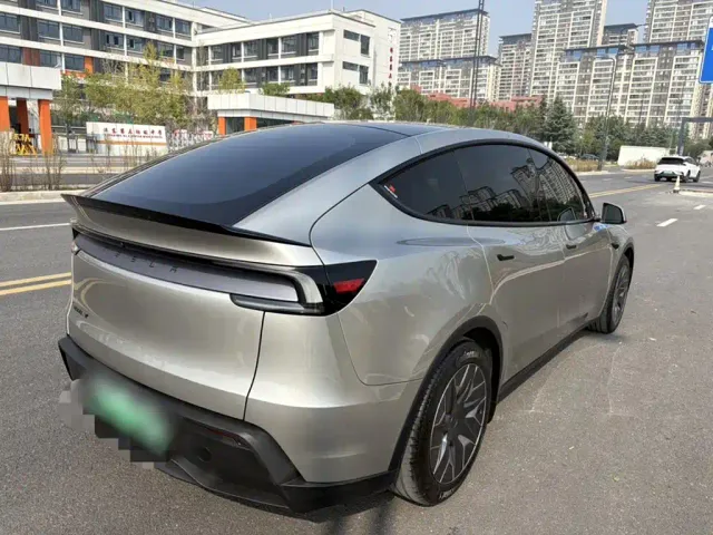 Tesla Model Y L — Фото автомобиля 8