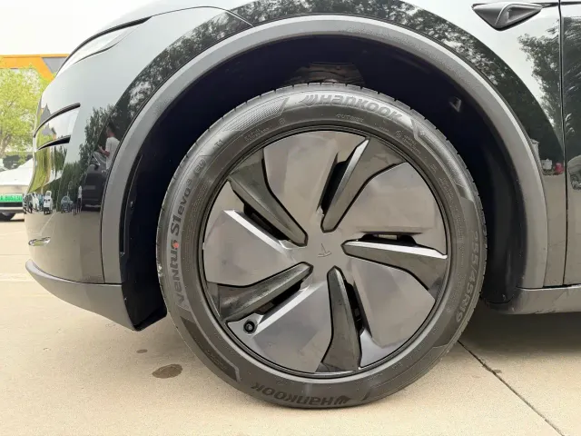 Tesla Model Y — Фото автомобиля 4