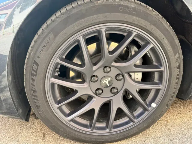 Tesla Model 3 — Фото автомобиля 4