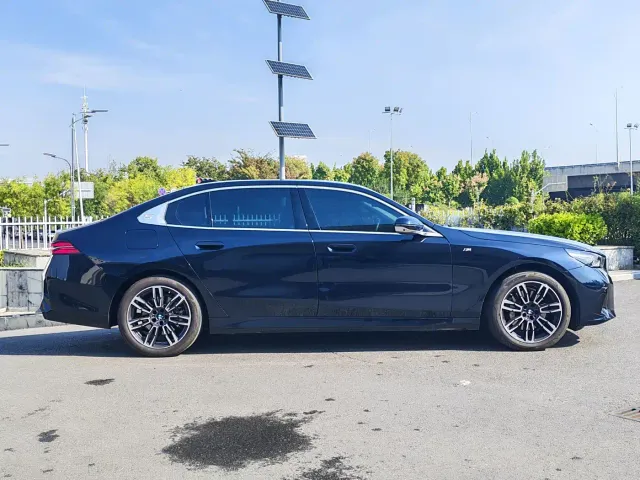 BMW 5 Series — Фото автомобиля 4
