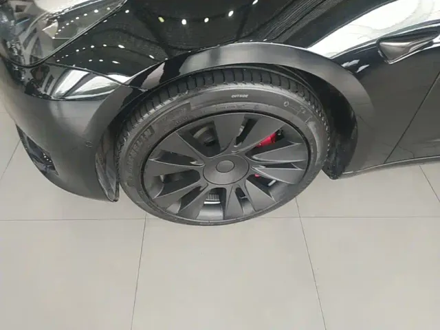 Tesla Model 3 — Фото автомобиля 22