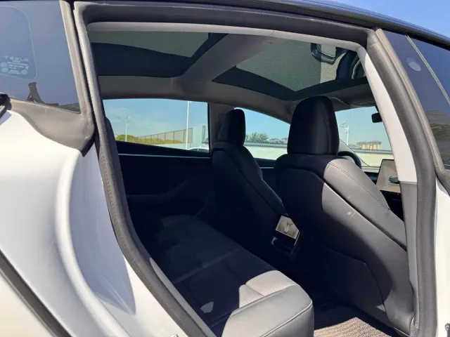 Tesla Model 3 — Фото автомобиля 19
