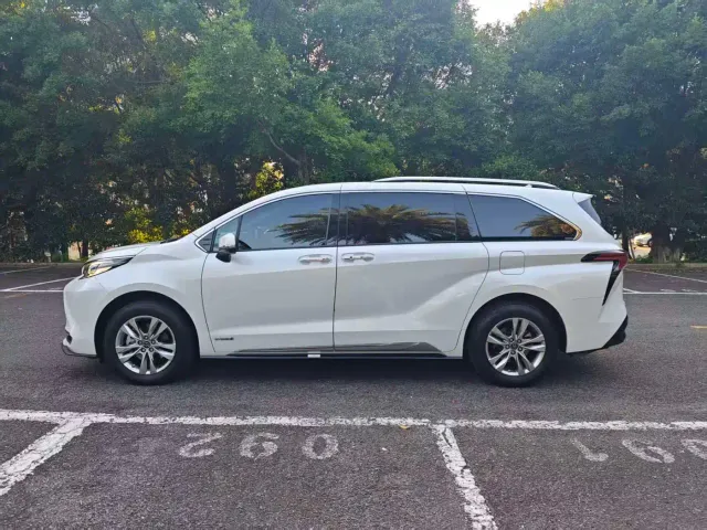 Toyota Sienna — Фото автомобиля 13