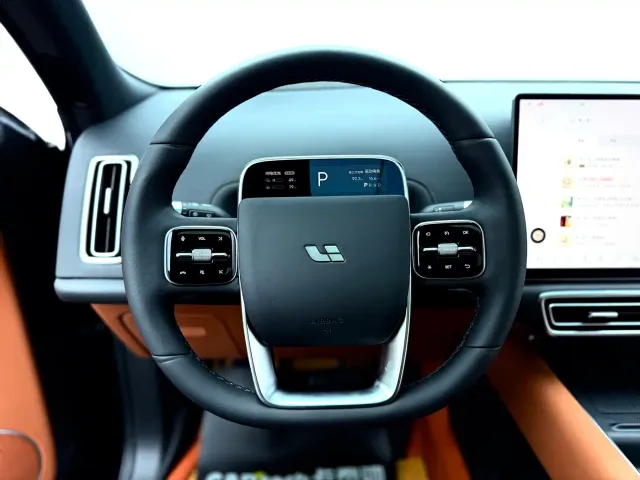 Li Auto L8 — Фото автомобиля 22