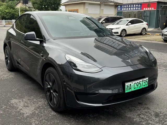 Tesla Model Y — Фото автомобиля 18
