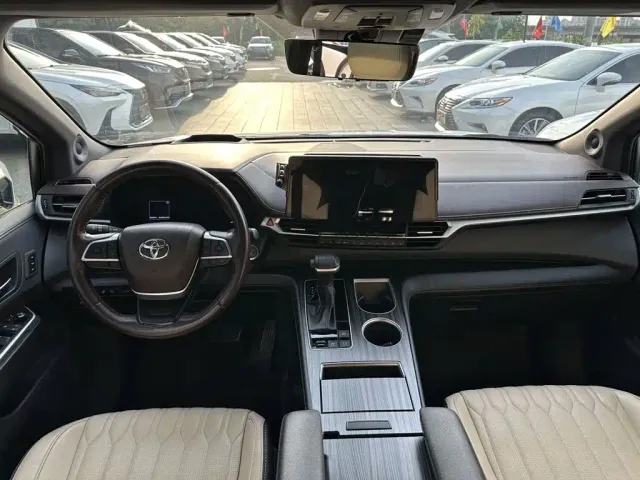 Toyota Sienna — Фото автомобиля 8