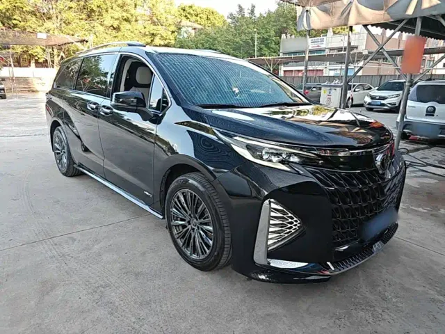 Toyota Sienna — Фото автомобиля 3