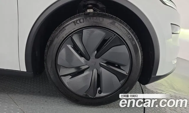 Tesla Model Y — Фото автомобиля 6
