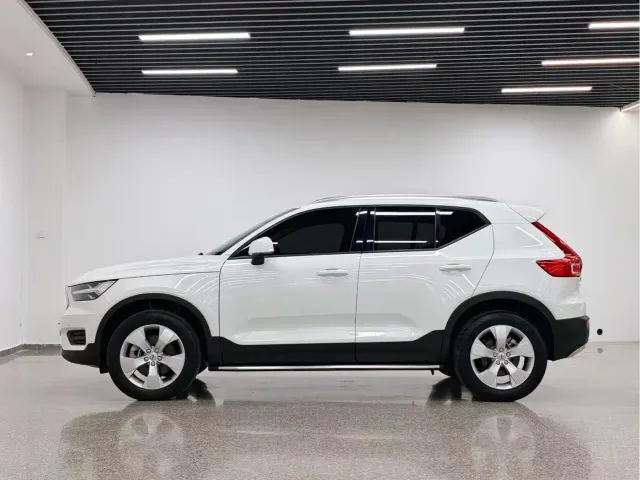 Volvo XC40 — Фото автомобиля 2