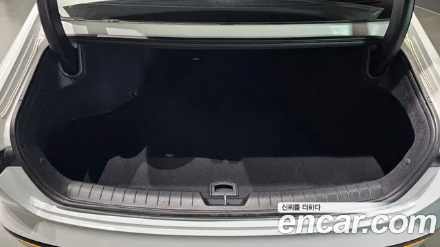 Hyundai Grandeur Grandeur (GN7) 2.5 Бензин 2WD — Фото автомобиля 18