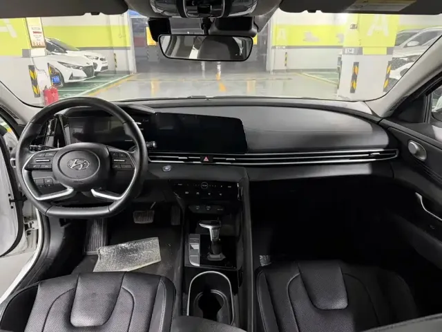 Hyundai Elantra 2022 1.5L CVT LUX Premium Edition — Фото автомобиля 6