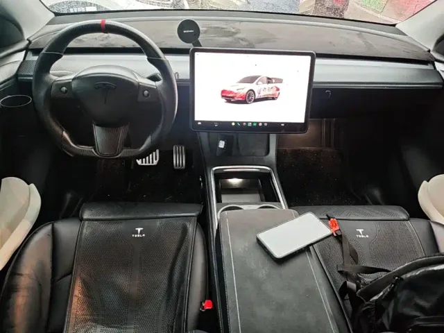 Tesla Model Y — Фото автомобиля 9