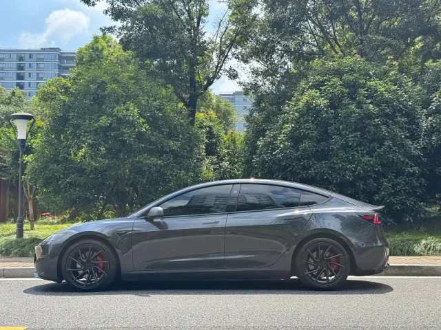 Tesla Model 3 — Фото автомобиля 3