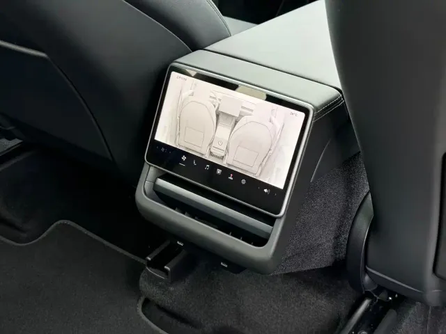 Tesla Model Y — Фото автомобиля 15