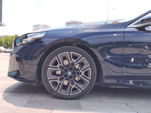 BMW 5 Series — Фото автомобиля 18