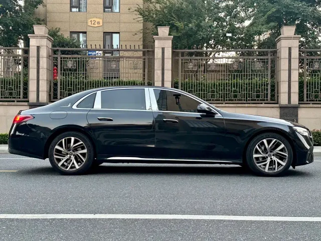 Mercedes-Benz E-Class — Фото автомобиля 3