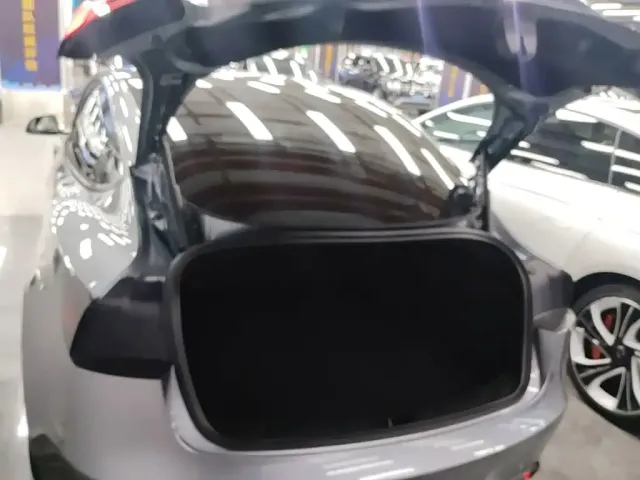 Tesla Model 3 — Фото автомобиля 18