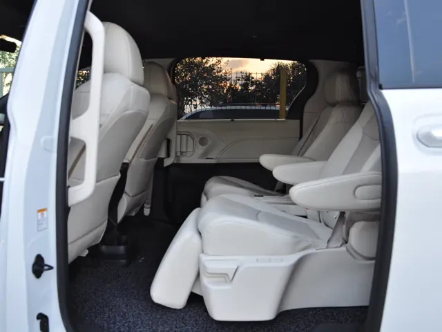 Toyota Sienna — Фото автомобиля 7