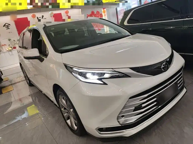 Toyota Sienna — Фото автомобиля 3