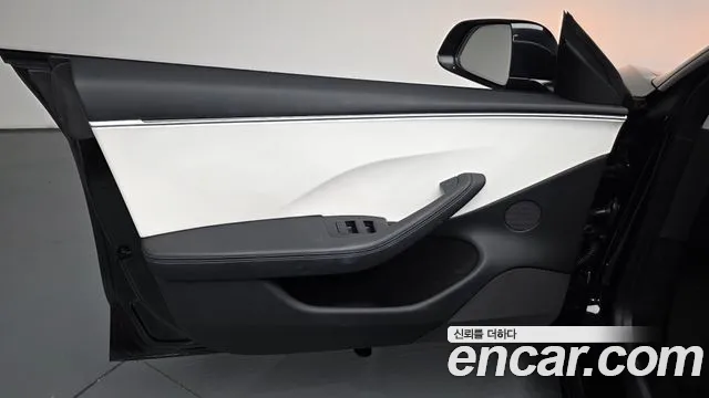 Tesla Model 3 — Фото автомобиля 24