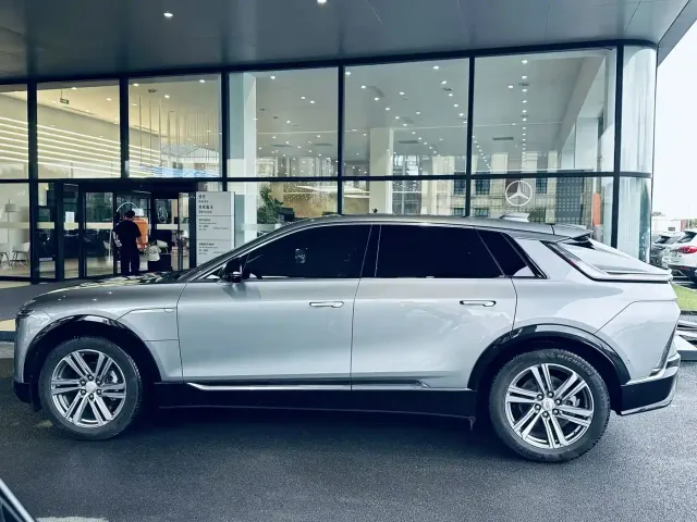 Cadillac Lyriq — Фото автомобиля 2