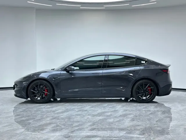 Tesla Model 3 — Фото автомобиля 8