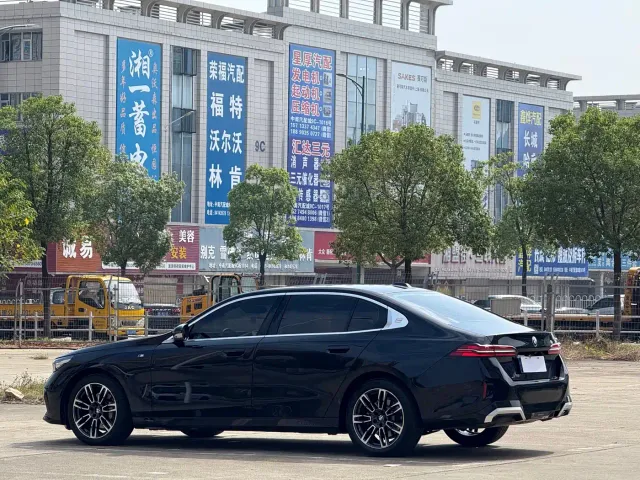 BMW 5 Series — Фото автомобиля 18