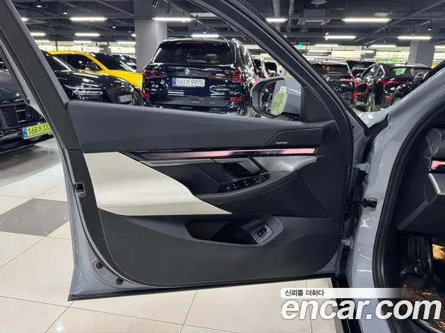 BMW 5 Series G60 — Фото автомобиля 5
