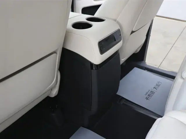 Li Auto MEGA — Фото автомобиля 22