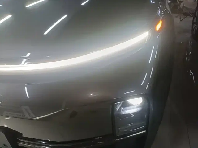 Li Auto L8 — Фото автомобиля 23