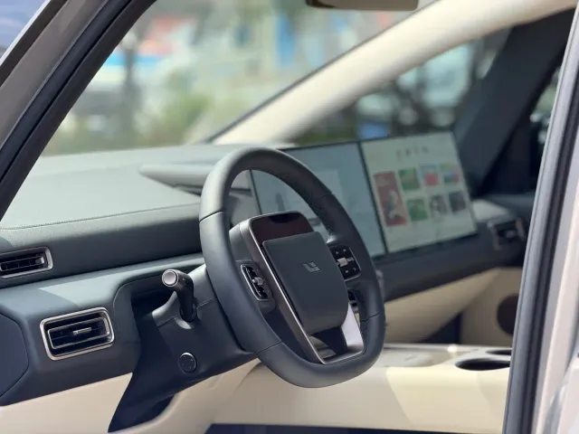 Li Auto MEGA — Фото автомобиля 13