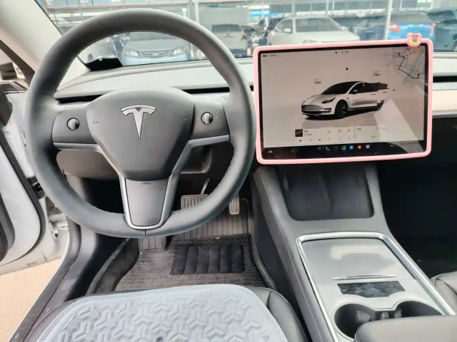 Tesla Model 3 — Фото автомобиля 9