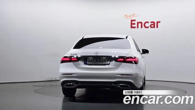 Mercedes-Benz E-Class — Фото автомобиля 4