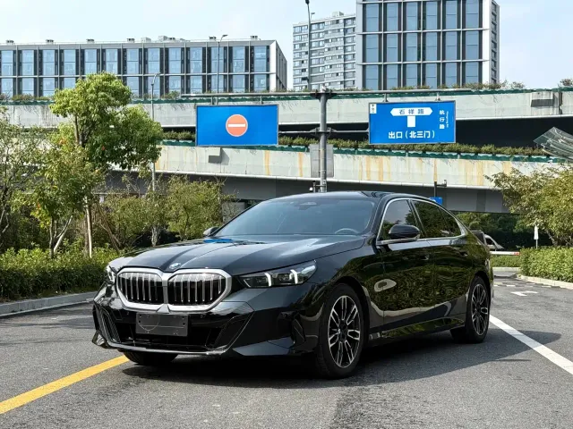 Фотография автомобиля — BMW 5 Series