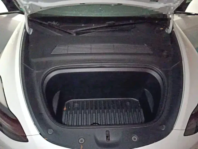 Tesla Model Y — Фото автомобиля 21