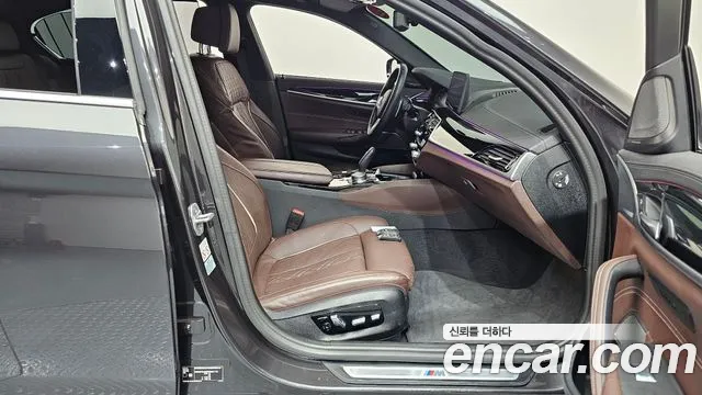 BMW 5 Series G30 — Фото автомобиля 16