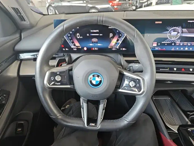 BMW i5 — Фото автомобиля 10