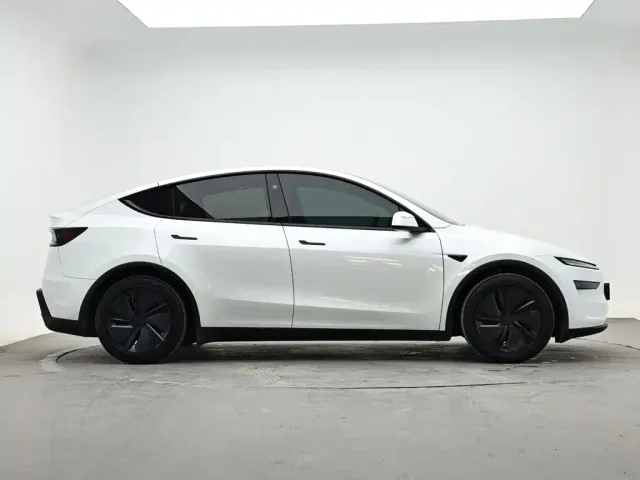 Tesla Model Y — Фото автомобиля 5
