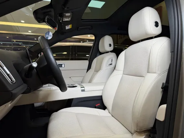 Li Auto L8 — Фото автомобиля 9