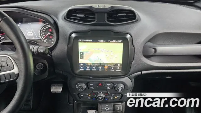 Jeep Renegade — Фото автомобиля 14