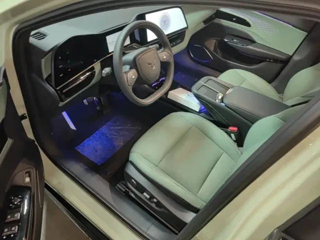 Hongqi EH7 — Фото автомобиля 15