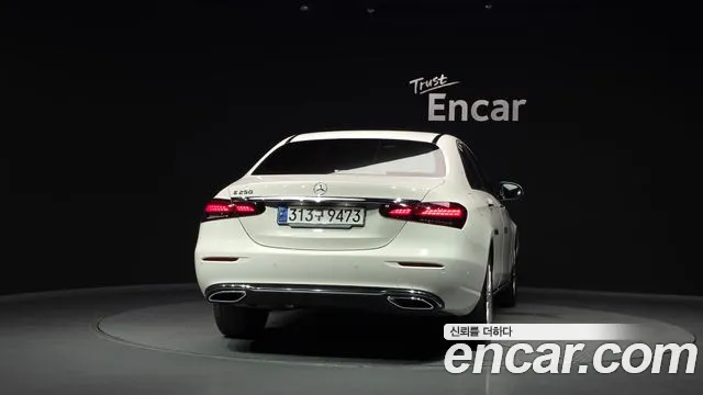Mercedes-Benz E-Class — Фото автомобиля 2