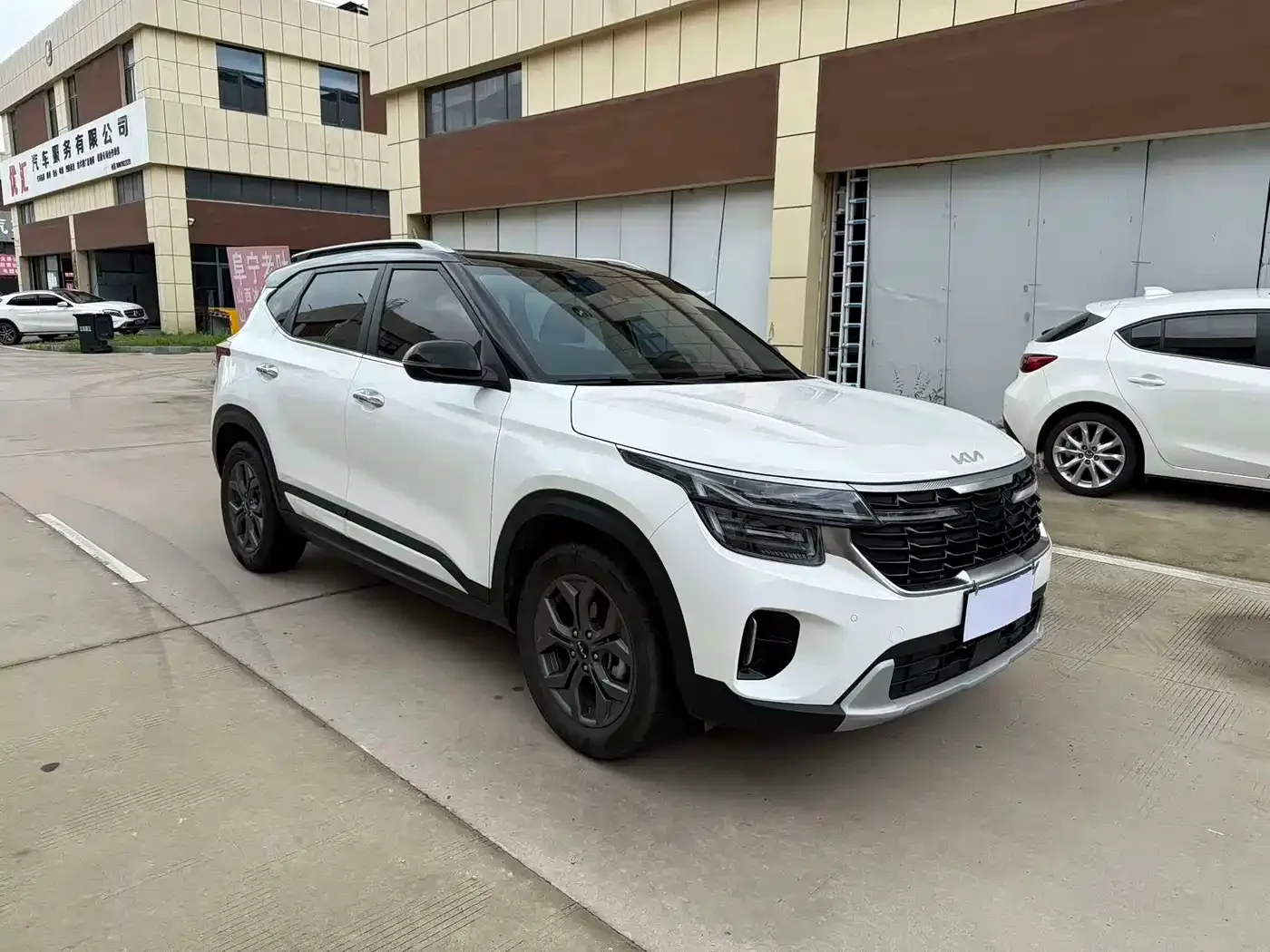 Kia Seltos 2023 1.5L CVT Luxury Edition — Фото автомобиля 3